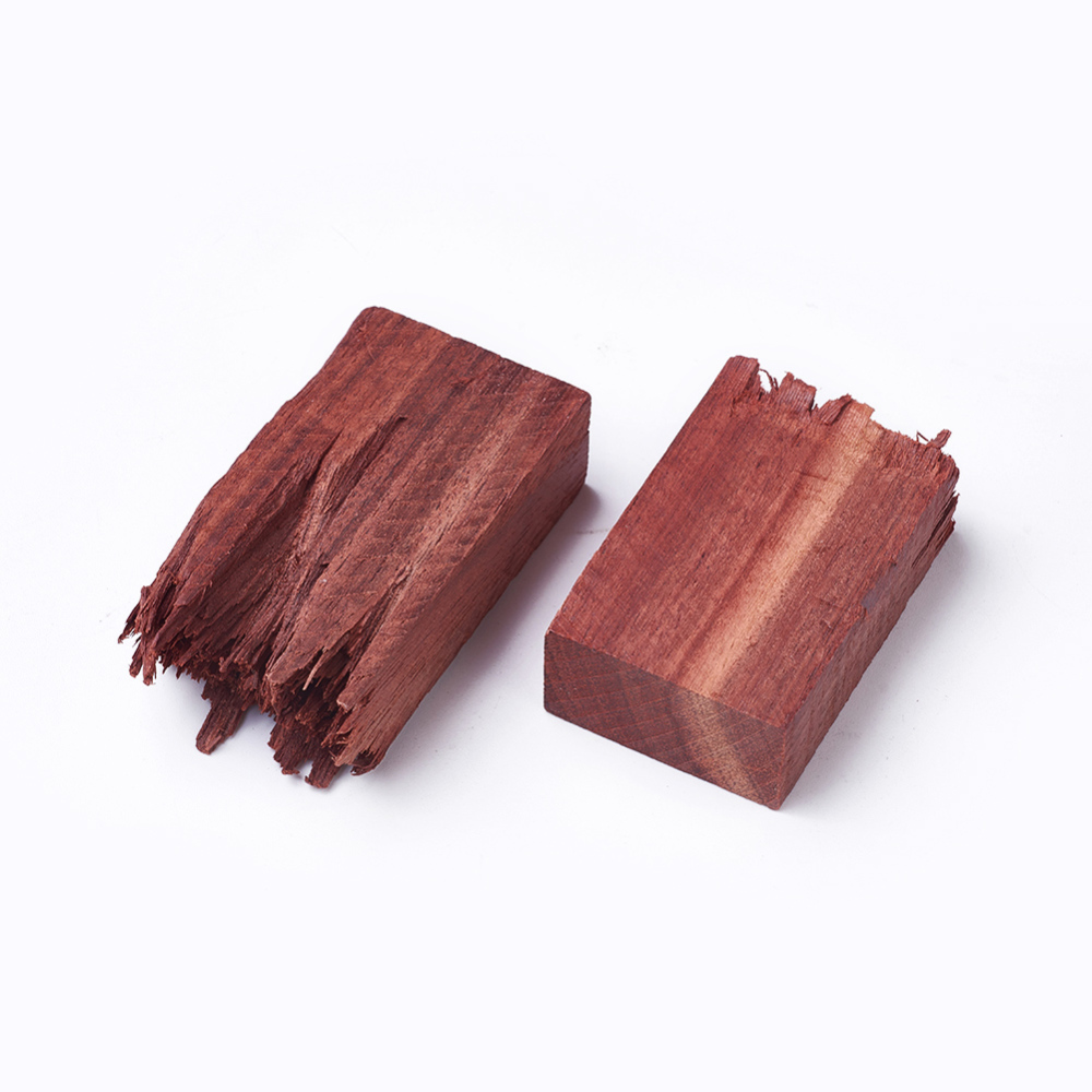 Drievko zo santalového dreva 48-60x39-40x9-10mm, 2 ks