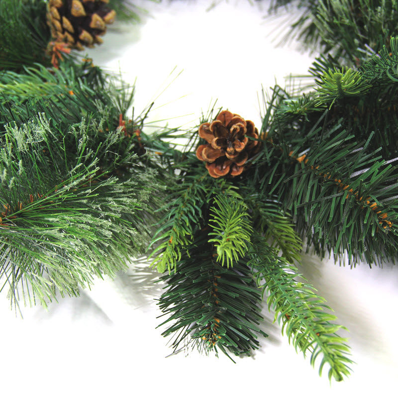 Veniec z umelého ihličia so šiškami 45 cm, 1 ks